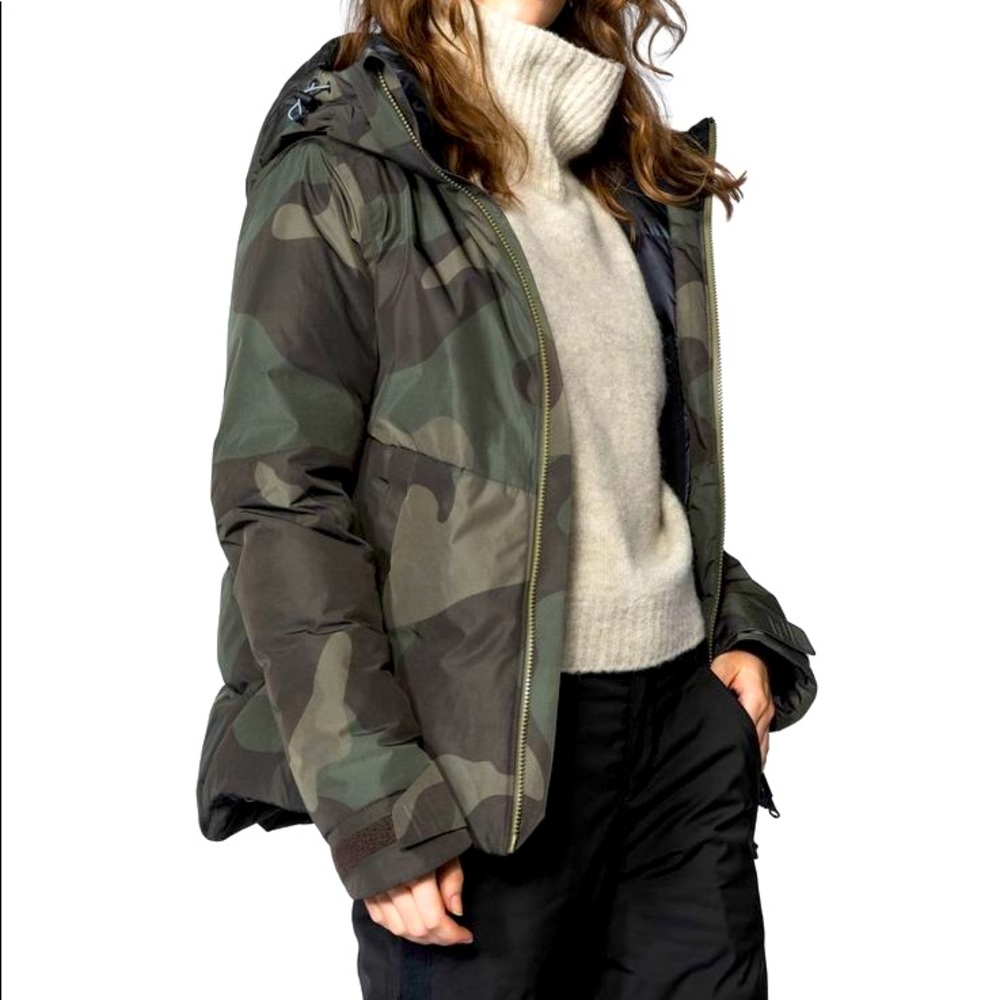 Never been worn Holden women’s camo ski jacket. Size small!